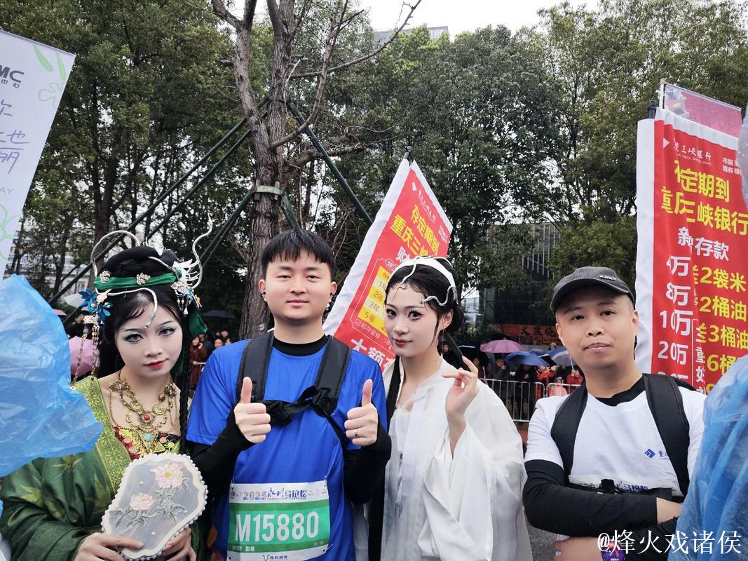 球迷热情支持，万州三峡银行队暂处劣势