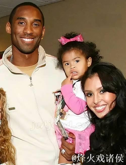 科比与瓦妮莎教女儿们镜头前微笑，结果孩子们展现出萌态假笑